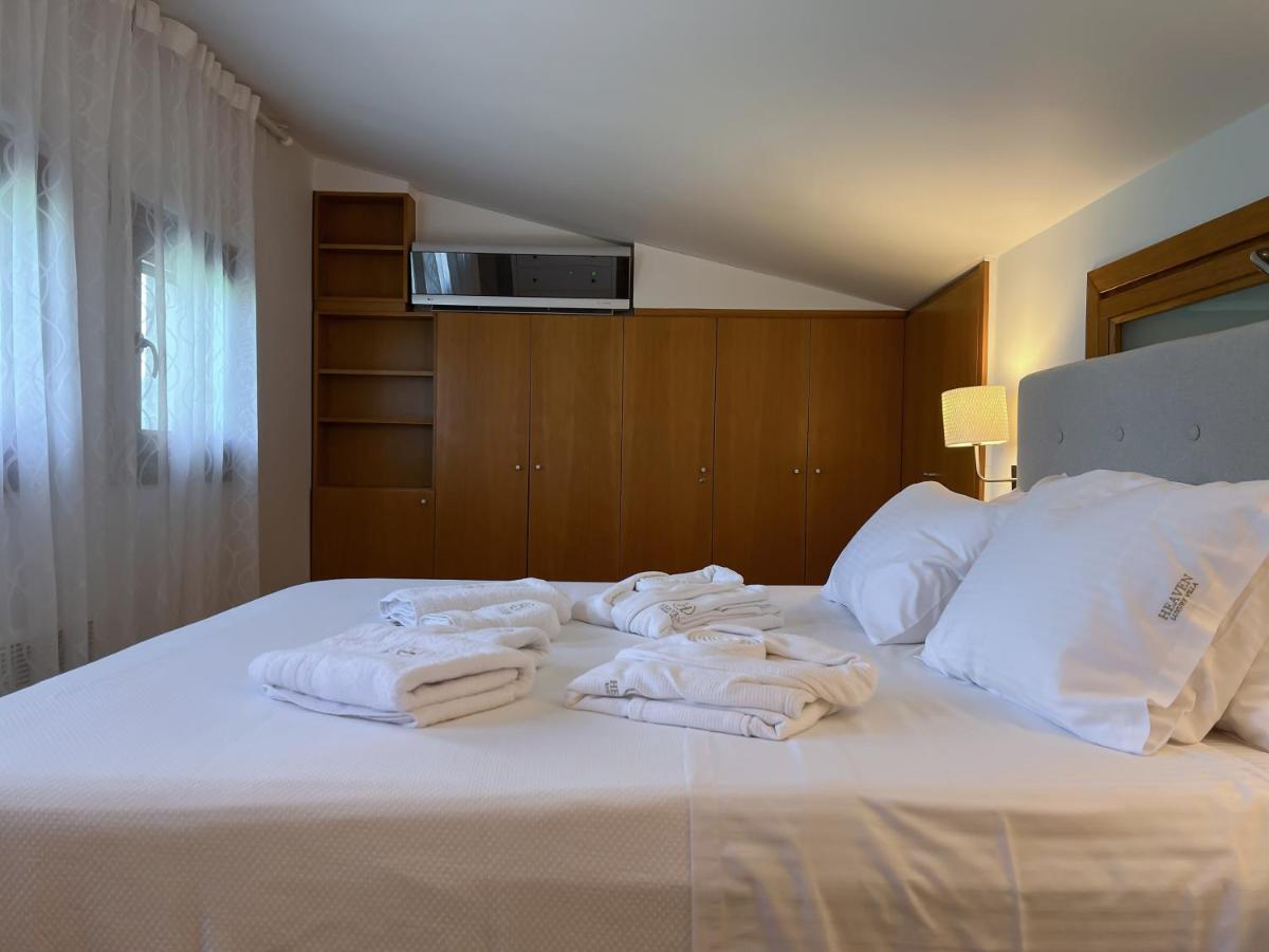 Heaven Luxury Villa Nea Roda Dış mekan fotoğraf